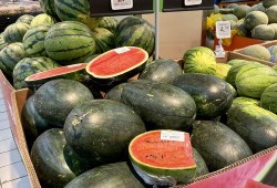 临淄探店网红吃瓜是真的吗,网红吃瓜，真相揭秘