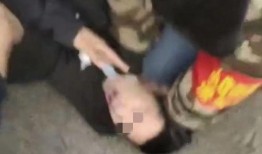 县城管爆料者被敲大门视频,视频曝光引发网友热议